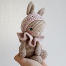 Bunny PEACHES. Un proyecto de Amigurumi, Crochet, Creatividad, Diseño de juguetes y Diseño de personajes de Elisa Ems-Domenig - 19.06.2022