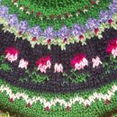Suéter con rosaso con la técnica jacquard. Accessor, Design, Fiber Arts, Knitting, and Textile Design project by Karina Manuguian Pizarro - 06.20.2022