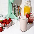 Strawberry Orange Milkshake. Un proyecto de Fotografía de kristabailie - 18.06.2022