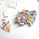 Cottage Garden Cane. Un progetto di Design di gioielli, Pattern design, Design e Artigianato di Kristin Vaughn - 21.06.2022