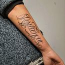 Mi proyecto del curso: Tatuaje a mano alzada de letras cursivas. Un projet de Lettering , et Conception de tatouage de Matias Fica - 23.06.2022