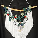 My project for course: 3D Macramé for Botanical Wall Hanging. Un progetto di Artigianato, Interior Design, Fiber Art, Macramè e Textile Design di sbrowne8 - 13.07.2022