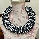 Mi proyecto del curso: Iniciación a la bisutería con cordón: fabrica tus propios collares. Un proyecto de Artesanía, Diseño de jo, as, Macramé y Diseño textil de Erika Castañeda - 20.07.2022