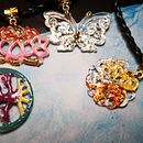 Mi proyecto del curso: Diseño de joyería en resina. Projekt z dziedziny Projektowanie dodatków, Craft, Projektowanie biżuterii i DIY użytkownika Karin Quintanilla Cevallos - 26.07.2022
