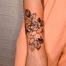 Meu projeto do curso: Tatuagem botânica com pontilhismo. Un progetto di Illustrazione tradizionale, Design di tatuaggi e Illustrazione botanica di Talita Rodrigues - 31.07.2022