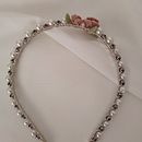 Diseño de accesorios para el cabello: Cintillo y peineta de perlas y flores. Ein Projekt aus dem Bereich Erweiterungsentwicklung, H, werk und Schmuckdesign von Ana Victoria Osorio Martínez - 05.08.2022