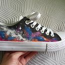 Mój projekt z kursu: Renowacja i personalizacja trampek. Design de acessórios, Design de moda, Pintura Acrílica, DIY, Upc, e cling projeto de Joanna Włodarczyk - 19.08.2022