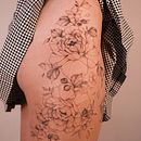 Large scale floral leg piece. Un proyecto de Diseño de tatuajes de Gee Hawkes - 23.08.2022