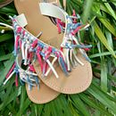 Mi proyecto del curso: Macramé: decora tus zapatillas y sandalias . Desain Aksesori, Seni, Kerajinan, Seni Serat, Macramé, Dan Desain Tekstil proyek oleh Karla Cruz - 08.14.2022