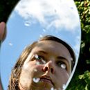 Mon projet du cours : Photographie intimiste : créez des images authentiques et évocatrices. Un projet de Photographie, Photographie de portrait, Photographie artistique , et Autoportrait photographique de Maude Villeneuve - 27.08.2022