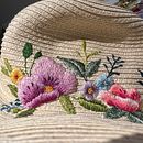 Mi Pamela de viajes: Bordado freestyle sobre tul para principiantes. Un progetto di Design di accessori, Ricamo, Illustrazione botanica e Textile Design di anitamoyanofoncea - 06.09.2022