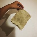 Dying with Yomogi leaf and coffee on the 100% cotton fabrics. Un projet de Artisanat, St, lisme, DIY, Teinture textile , et Design textile de pistacchio - 06.09.2022