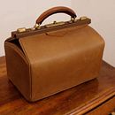A new body for a 100-year old frame of this doctors bag. Un proyecto de Diseño, Diseño de moda, Diseño de producto y Artesanía de Christina Roth - 07.09.2022