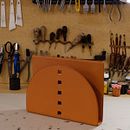 Covering a magazine stand with Hermès style leather. Un proyecto de Diseño, creación de muebles					, Restauración, upc, cling de muebles, Upc, cling, Diseño y Artesanía de Christina Roth - 07.09.2022