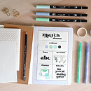 Tombow | How To Create a Monthly Theme. Un proyecto de Ilustración tradicional, Diseño, Dibujo, Lettering, H, lettering, Artesanía y Papercraft de Louise Chai - 19.03.2022