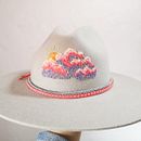 Sombrero bordado con un atardecer. Un proyecto de Pintura, Diseño de moda, Bordado, DIY, Upc, cling y Diseño textil de Diana Cristina - 15.09.2022