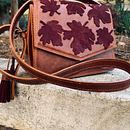 My project for course: Professional Leather Handbag Design. Un progetto di Design, Design di accessori, Artigianato, Fashion design e Cucito di Maria Loquen - 19.09.2022