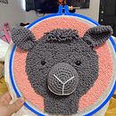 Mi proyecto del curso: Punch needle y crochet: crea personajes únicos. Un progetto di Artigianato, Design di giocattoli, Ricamo, Fiber Art, DIY, Uncinetto, Punch needle e Textile Design di Adreana Adreana - 14.09.2022