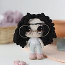 Mi proyecto del curso: Amigurumis: personas tejidas a crochet. Un proyecto de Artesanía, Diseño de juguetes, Tejido, Crochet, Amigurumi y Diseño textil de Lhylaraña - 20.09.2022