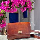 Crossbody Bag from veg-tan leather.. Artesanato projeto de Markos Psarros - 10.04.2022