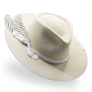 The White Dove . Un proyecto de Diseño de moda de NOMADE MODERNE HATS - 08.10.2022