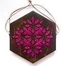 Hexagon Wood Embroidery Kit. Un proyecto de Diseño, Artesanía, Bordado y Carpintería de Sara Pastrana (Flourishing Fibers) - 17.10.2022