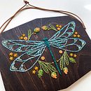 Dragonfly Wood Embroidery Kit. Un proyecto de Diseño, Bordado, Carpintería y Artesanía de Sara Pastrana (Flourishing Fibers) - 17.10.2022