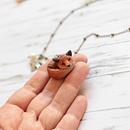 Colar Raposinha dorminhoca em Polymer Clay. Un proyecto de Artesanía y Diseño de complementos de Juliana Lanini - 21.10.2022