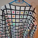 My project for course: Granny Square Crochet: Make Your Own Sweater . % Adriana Sánchez Velázquez tarafından hazırlanan Moda Tasarımı, El, af Sanatları, Kendin Yap, Tığ işi, Ve Tekstil Tasarımı projesi - 10.26.2022