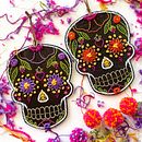 Calavera : Day of the Dead wood & paper embroidery. Un proyecto de Bordado, Papercraft, Carpintería, Diseño y Artesanía de Sara Pastrana (Flourishing Fibers) - 02.11.2022