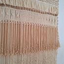 Mi proyecto del curso: Introducción al macramé: creación de un tapiz decorativo. Een project van Ontwerp van accessoires, Craft, Interieurontwerp,  Interieurdecoratie, Textiel, Macramé y Textielontwerp van virginia_castillo - 02.11.2022