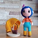 Coraline_Amigurumi. Crochet, Amigurumi, and Fiber Arts project by Jennifer Cruz - 11.04.2022