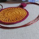 Colar de croche/crochet necklace . Een project van Ontwerp van accessoires, Haken, Craft y DIY van Marileni Tonini - 11.11.2022