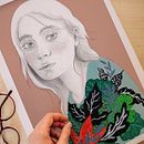 Mi proyecto del curso: Retrato con lápiz, técnicas de color y Photoshop. Un proyecto de Ilustración tradicional, Bellas Artes, Dibujo a lápiz, Dibujo, Ilustración digital, Dibujo de Retrato, Pintura y Dibujo realista de Male Alonso - 11.11.2022