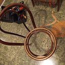 Tecniche di intreccio con corda per sedute colorate: Una Thonet col trucco. Un progetto di Design, Artigianato, Design e creazione di mobili e Tessitura di Emiliana Petrolini - 14.11.2022