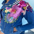 Mi proyecto del curso: Diseño de moda: pintura y bordado sobre prendas. Un progetto di Pittura, Fashion design, Ricamo, DIY, Upc, cling e Textile Design di Julieth Tapia - 15.11.2022