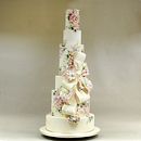 Hand painted wedding cake inspired by an Ian Staurt wedding dress. Un proyecto de Pintura, Creatividad, Fotografía gastronómica e Ilustración tradicional de Emily Hankins - 17.11.2022