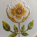 "Flor amarilla", puntadas largas y cortas, ©Mar Cantón, 2022 Ein Projekt aus dem Bereich Stickerei, H, werk und DIY von Mar Cantón - 05.12.2022