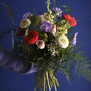 Bouquet silvestre en rojo, verde y azul. Projekt z dziedziny Projektowanie wnętrz, Architektura krajobrazu,  Dekoracja wnętrz, DIY, Kompoz i cje kwiatowe i botaniczne użytkownika Francisca Timoneda - 09.12.2022