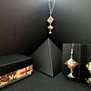 Il mio progetto del corso: Creazione di gioielli in carta con tecniche di origami. Un projet de Création d'accessoires, Artisanat, Design de bijoux, Papercraft, St, lisme , et DIY de Lucia Cardillo - 23.12.2022
