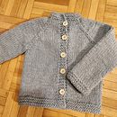 Mi proyecto del curso: Tejido de prendas infantiles con raglán top down. Een project van  Modeontwerp, Textiel, Breien y Textielontwerp van m_orusco - 26.12.2022