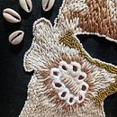 Mi proyecto del curso: Diseño de moda: pintura y bordado sobre prendas . % María Granero Tortosa tarafından hazırlanan Tablo, Moda Tasarımı, Nakış, Kendin Yap, Geri dönüşüm, Ve Tekstil Tasarımı projesi - 01.24.2023