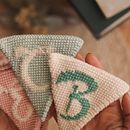 Banderines Cursivas. Un proyecto de Diseño, Crochet, Amigurumi y Tejido de punto de Virreinata - 09.04.2022