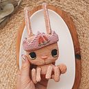 Pini, La coneja con Ojos Bordados by Virreinata. Un proyecto de Diseño, Crochet, Amigurumi, Tejido de punto y Tejido de Virreinata - 20.04.2022