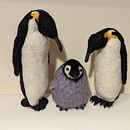 Needle Felted Emperor Penguin Family. Needle Felting project by Maddy Edgington - 02.06.2023