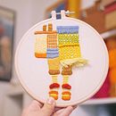 Mi proyecto del curso: Bordado con textura: combina puntadas y mostacillas. Un proyecto de Diseño de complementos, Diseño de vestuario, Artesanía, Bordado, Tejido, Teoría del color y Diseño textil de Lady Quintero - 02.03.2023