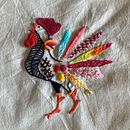 Mi gallito del curso: Técnicas de bordado: ilustrando con hilo y aguja. Embroider, and Textile Design project by Sara M.G. - 03.15.2023