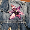 Pintura e bordado em roupas. Painting, Fashion Design, Embroider, DIY, Upc, cling, and Textile Design project by Rosângela Santos - 03.19.2023
