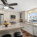 Kitchen with White Cabinets and Island. Arquitetura projeto de Guilin Cabinets - 28.02.2022
