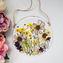 A beautiful, circular botanical herbarium made using pressed garden flowers preserved in epoxy resin . Arte și meșteșuguri de Ashton Yates - 04.10.2023